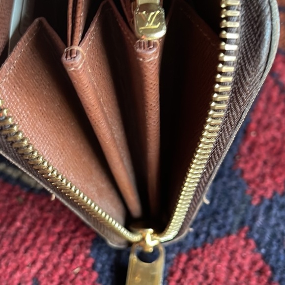 Sold *Authentic Louis Vuitton Zippy Wallet - Picture 10 of 15
